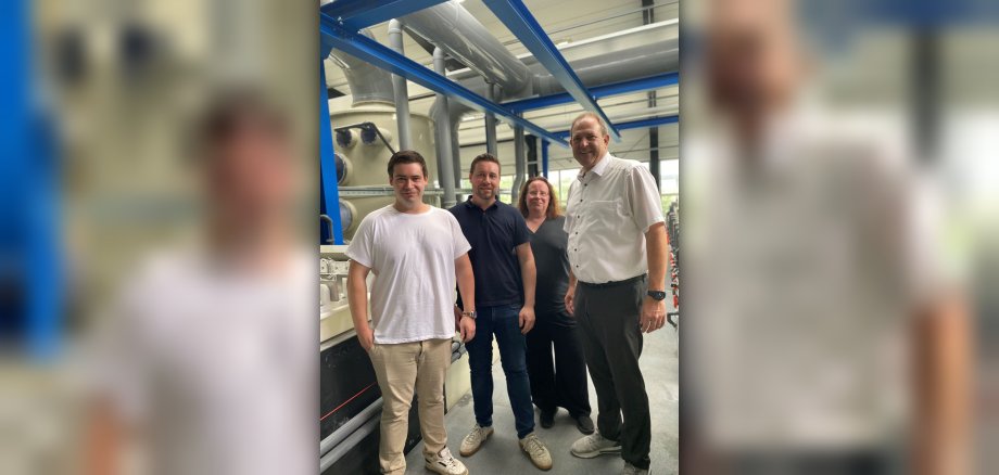 De gauche à droite : les propriétaires Marius Gerbracht, René Gerbracht et Stephanie Mönch en compagnie du maire Frank Frühauf. La photo montre les dirigeants de l'entreprise en compagnie du maire.