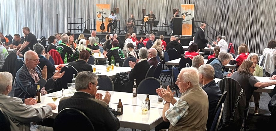 Cet événement est organisé en guise de remerciement à l'intention des bénévoles. La photo montre une vue de le hall d'exposition lors de la fête des bénévoles de l'année dernière.