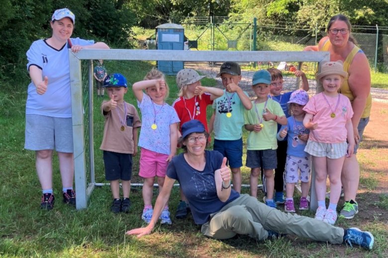 La crèche « Waldkita » a également participé au championnat du monde des crèches. La photo montre l'équipe de la crèche en forêt.