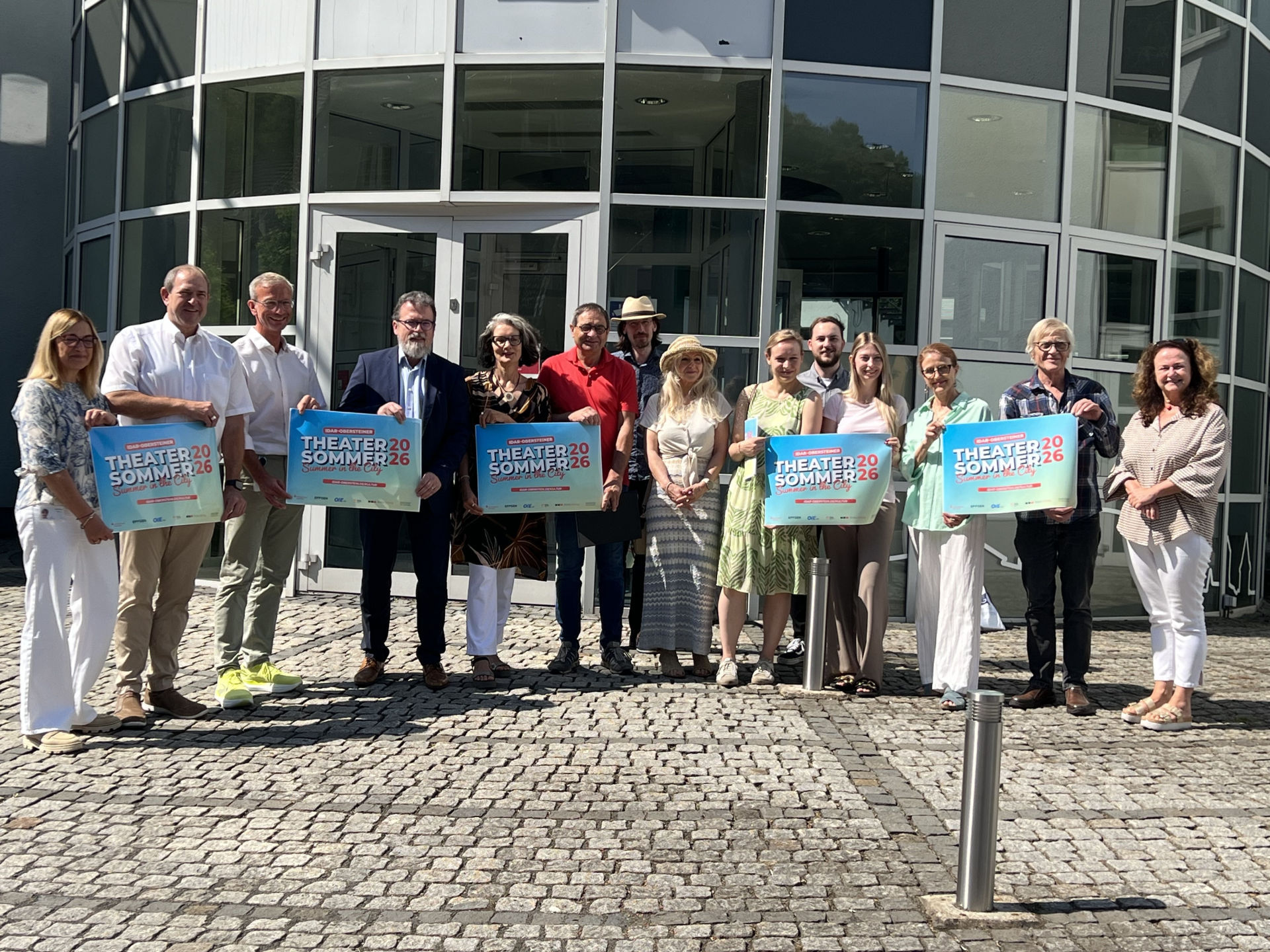 La photo montre les participantes et participants à la conférence de presse consacrée au THEATERSOMMER. 