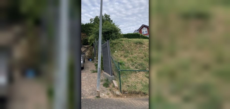 Deux poteaux d'éclairage ont été endommagés par des véhicules.