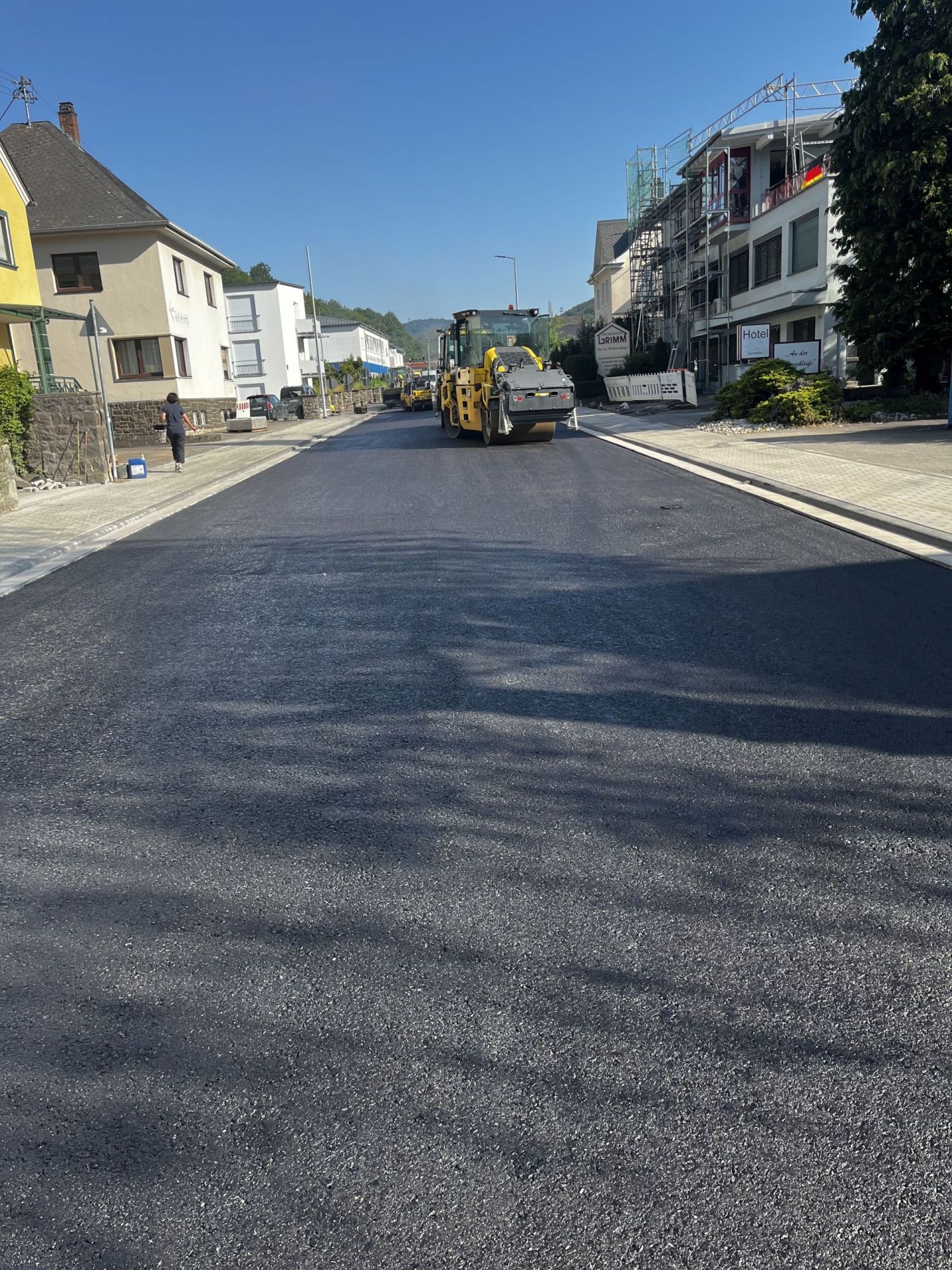 La photo montre la rue Tiefensteiner avec la deuxième couche d'asphalte qui vient d'être posée. 
