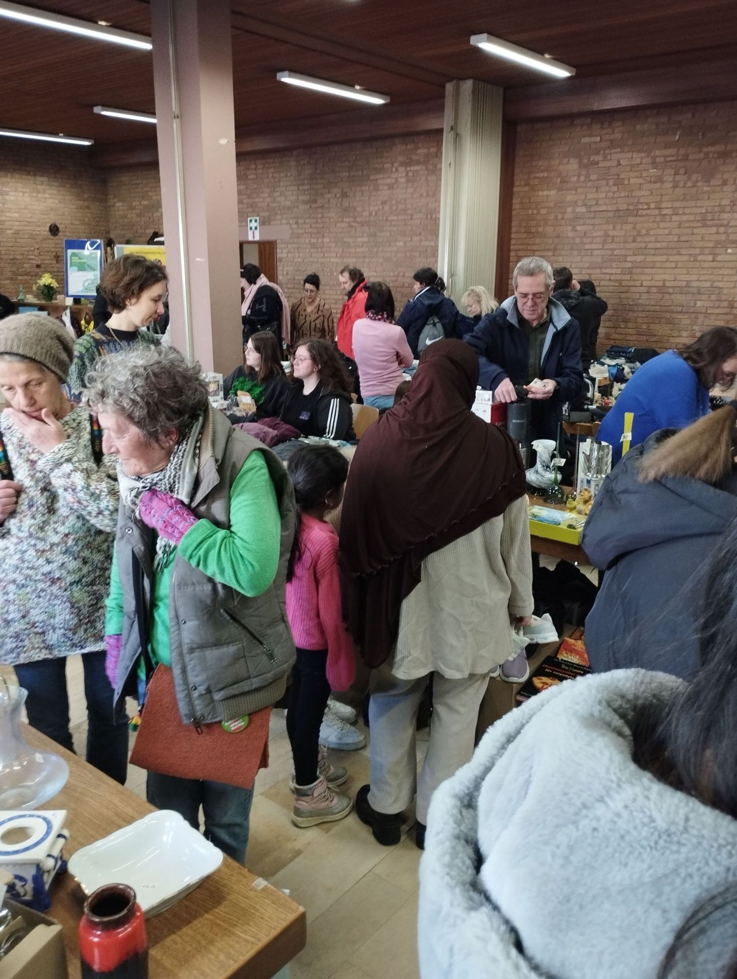 De nombreuses personnes sont venues dans la salle paroissiale pour voir les offres du marché aux puces.