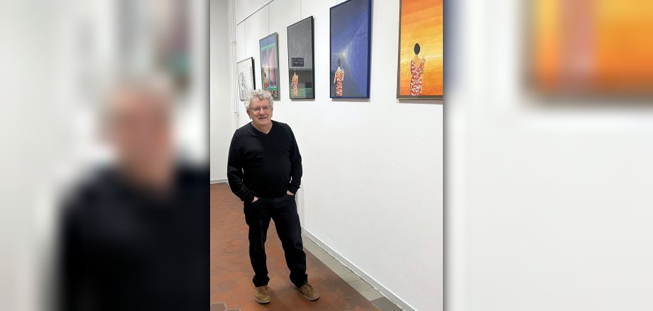 Hans-Dieter Seibel dans le hall d'entrée de la municipalité lors de l'accrochage des photos.