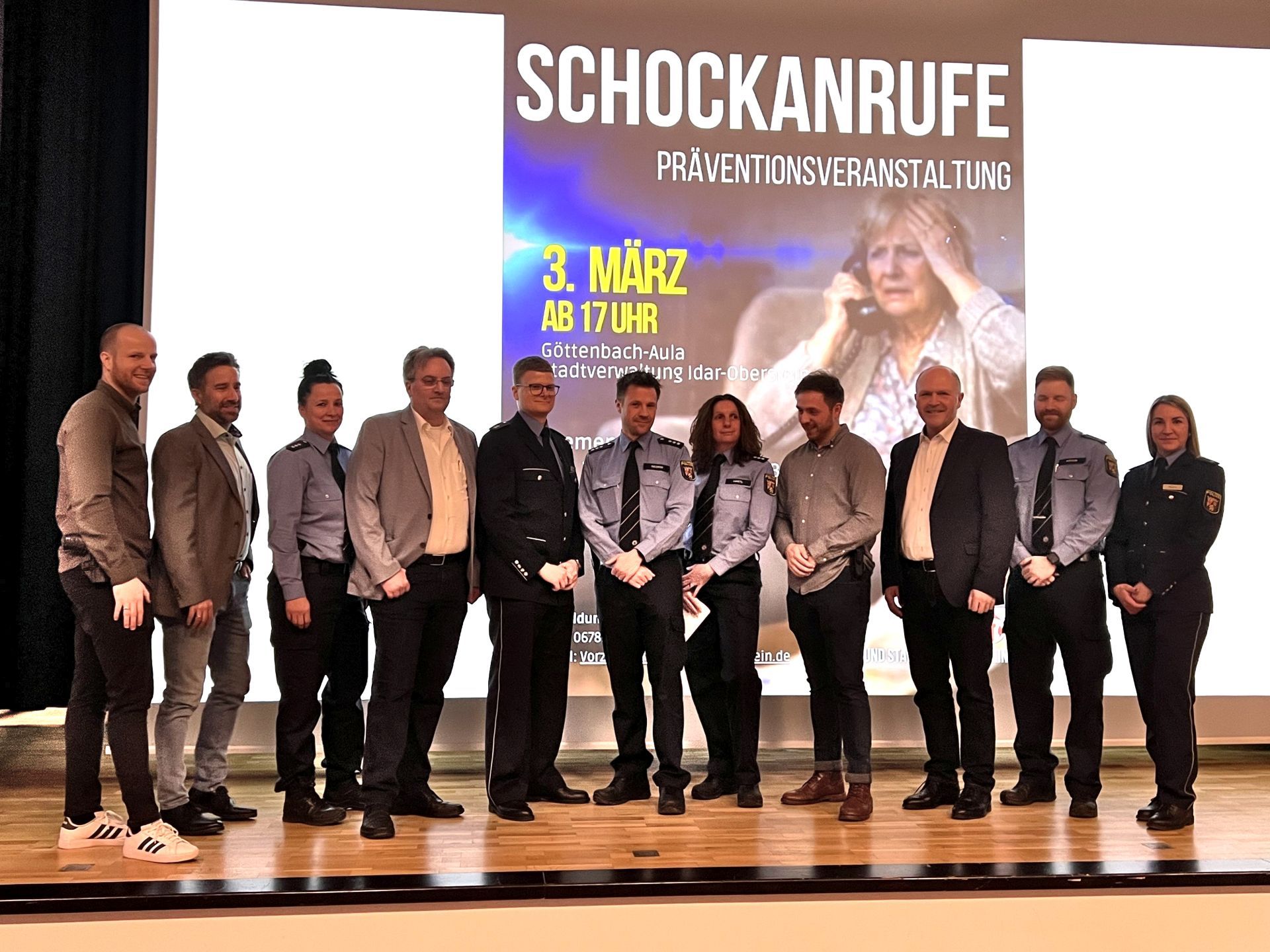 Le maire Friedrich Marx avec les acteurs de la police et de la brigade criminelle d'Idar-Oberstein qui ont répondu aux questions des citoyens lors de la manifestation de prévention "Appels chocs".