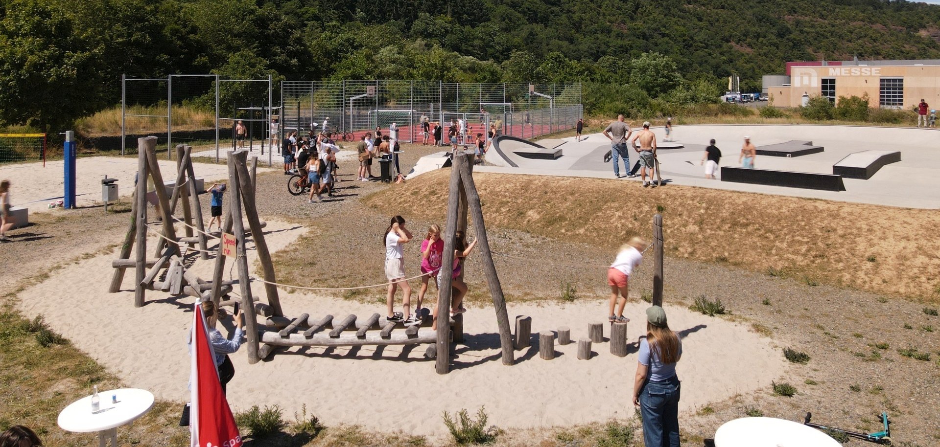 La photo montre une vue par drone du parc municipal.