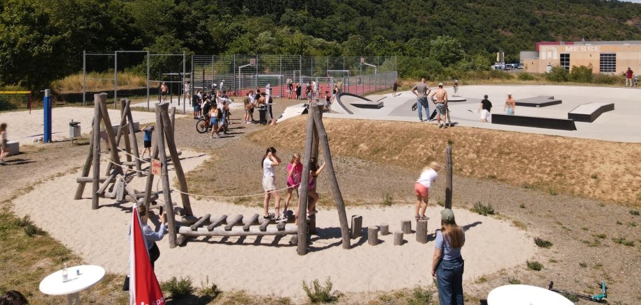 La photo montre une vue par drone du parc municipal.