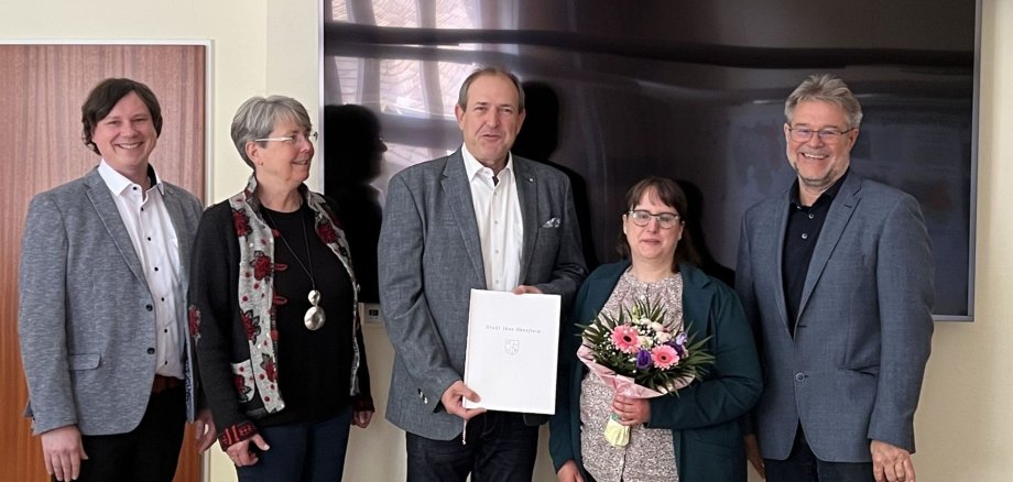 Dana Moser-Schuchhardt (2e à partir de la droite) travaille depuis 25 ans pour la municipalité d'Idar-Oberstein. La photo montre la jubilaire avec le maire Frank Frühauf et des représentants du personnel et des collègues.