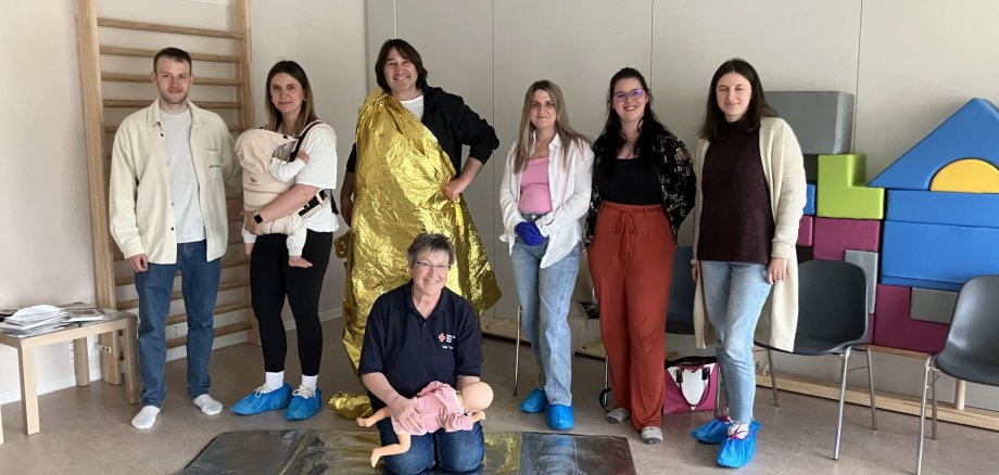 Les parents de la crèche de Regulshausen ont pu suivre un cours pour acquérir des compétences spécifiques afin d'aider leurs enfants en cas d'urgence. La photo montre les parents participants.