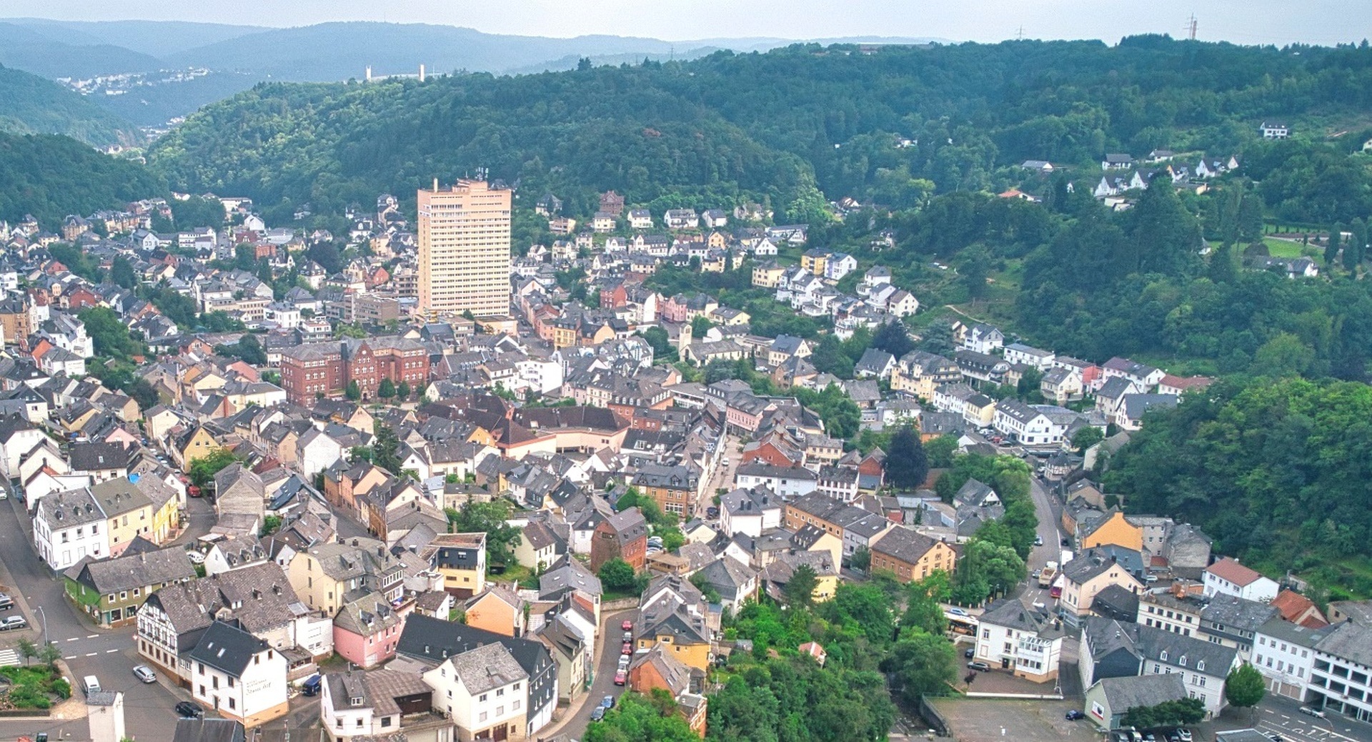 La photo montre une vue du quartier d'Idar.
