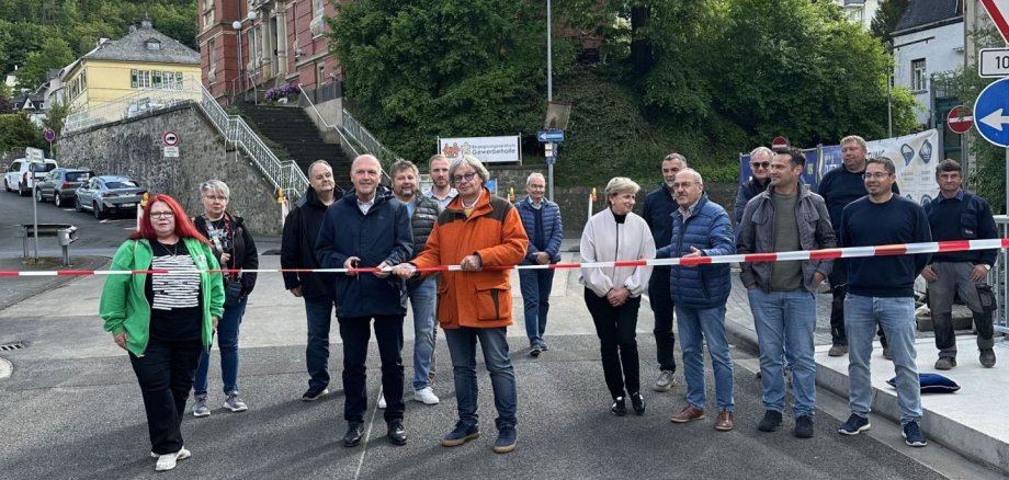 Le maire Friedrich Marx, le Dr Paul Uwe Budau, des représentants des instances municipales et d'autres acteurs de la construction ouvrent à la circulation le pont de la halle industrielle nouvellement construit. La photo montre les acteurs coupant le ruban.