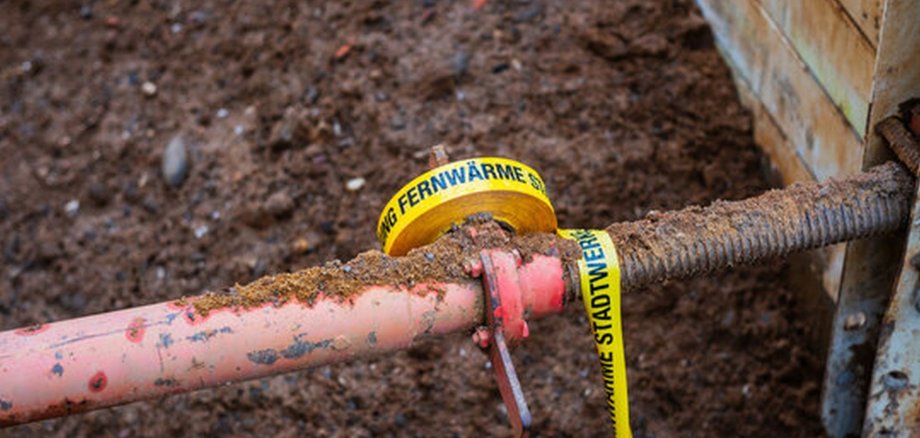 La photo montre une excavation avec un tuyau pris comme symbole du chauffage urbain.