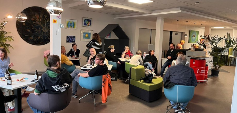 Les participants à la Pub Quiz Night sont confortablement installés dans les fauteuils de la bibliothèque municipale,