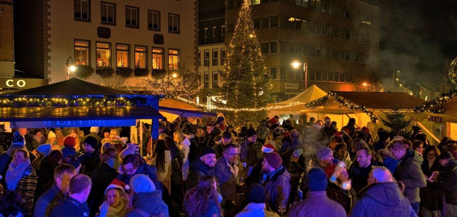 Quelques images de la fête « Adventsglühen » de l'année dernière. La photo montre les illuminations de l'Avent de l'année dernière, qui avaient attiré de nombreux visiteurs.