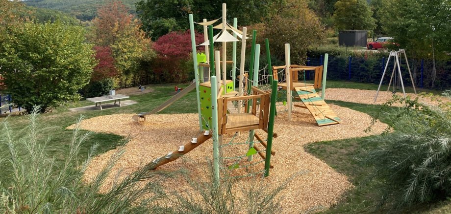 Les enfants attendaient avec impatience depuis longtemps l'ouverture de l'aire de jeux réaménagée. La photo montre l'aire de jeux réaménagée.