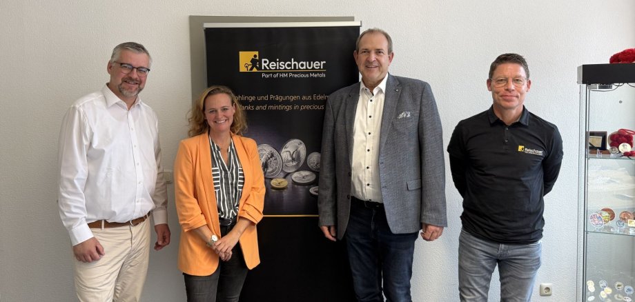 Le maire Frank Frühauf et Sarah Wagner, de l'agence municipale de développement économique, ont rendu visite à la direction de la société Reischauer. Le maire Frank Frühauf et Sarah Wagner, de l'agence municipale de développement économique, en compagnie de la direction de la société Reischauer dans les locaux de celle-ci.