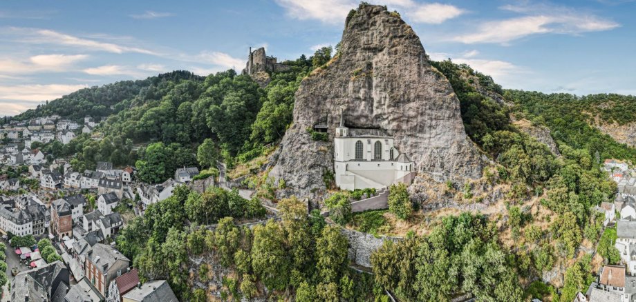 L'église troglodyte est l'un des sites touristiques les plus emblématiques d'Idar-Oberstein. La photo montre l'église troglodyte et le cadre pittoresque qui l'entoure.