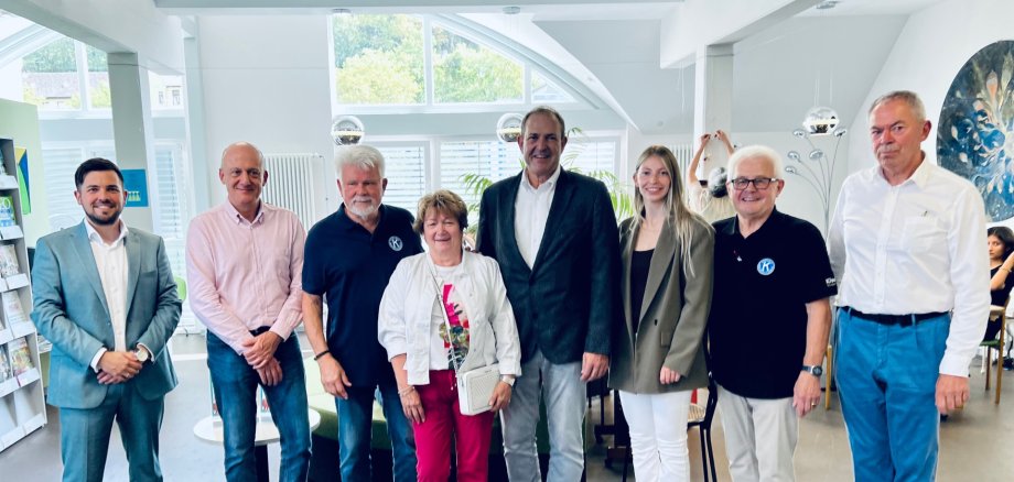 La photo montre les sponsors et le maire à la bibliothèque municipale.