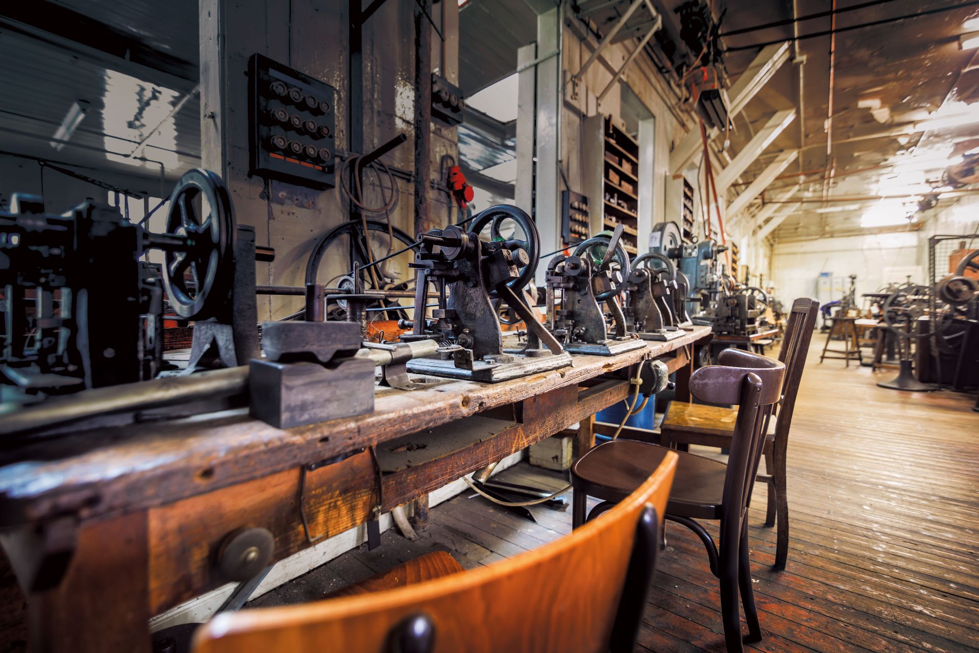 La photo montre les machines à chaînes historiques de l'ancienne bijouterie et manufacture de bijoux Jakob Bengel.