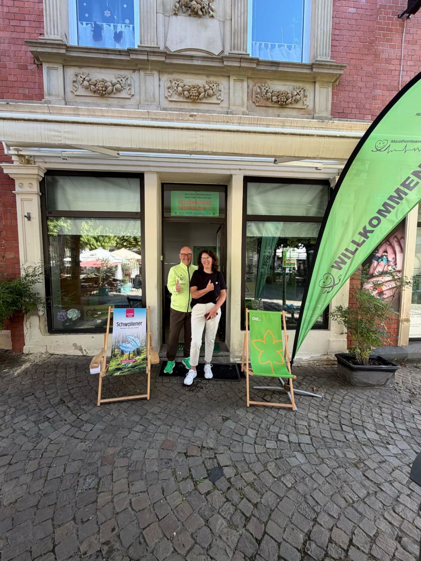 Rainer et Ilonka Hagner se tiennent devant le magasin où est installé le bureau de la compétition. 