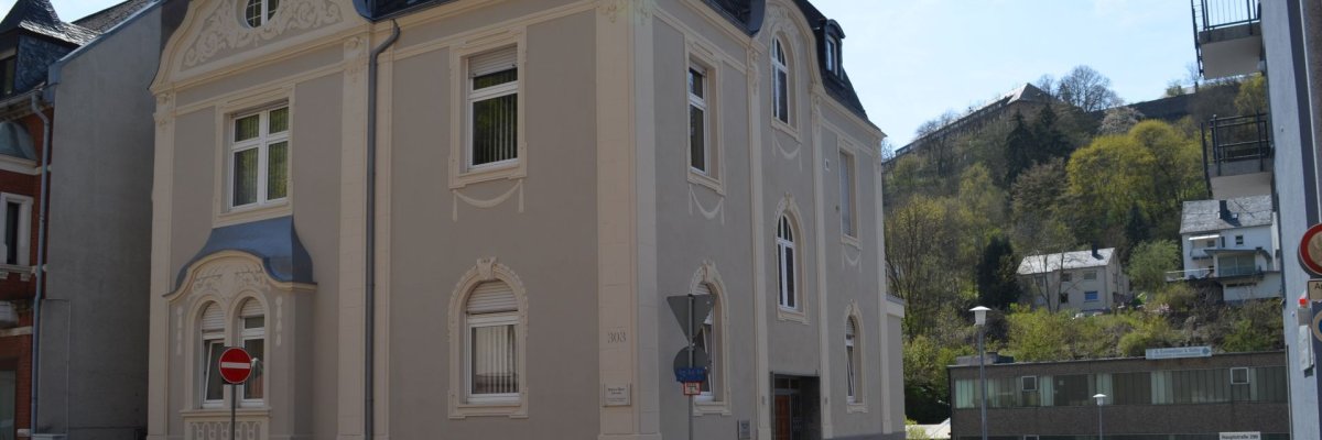 Das Bild zeigt ein Gebäude in der Obersteiner Hauptstraße, das renoviert wurde und am Fassadenwettbewerb teilgenommen hat. 