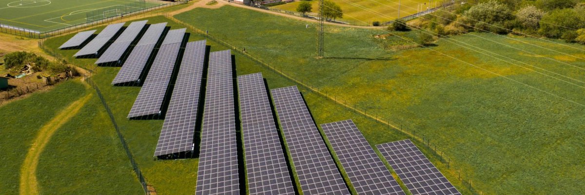 Das Foto zeigt ein Luftbild der Freiflächen PV-Anlage