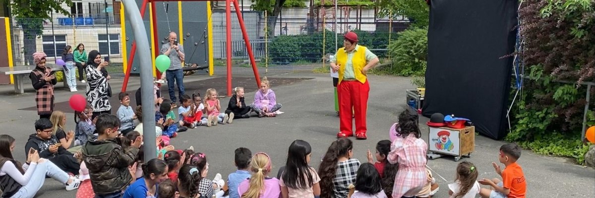 Das Bild zeigt Clowin Kuni beim Auftritt im Rahmen des Wasenfestes an der Flurschule.