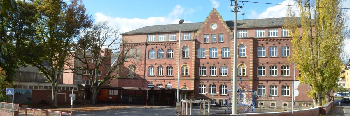 Das Bild zeigt die frühere Marktschule im Stadtteil Idar, die auch mit in den Bereich des Fördergebietes fällt. 