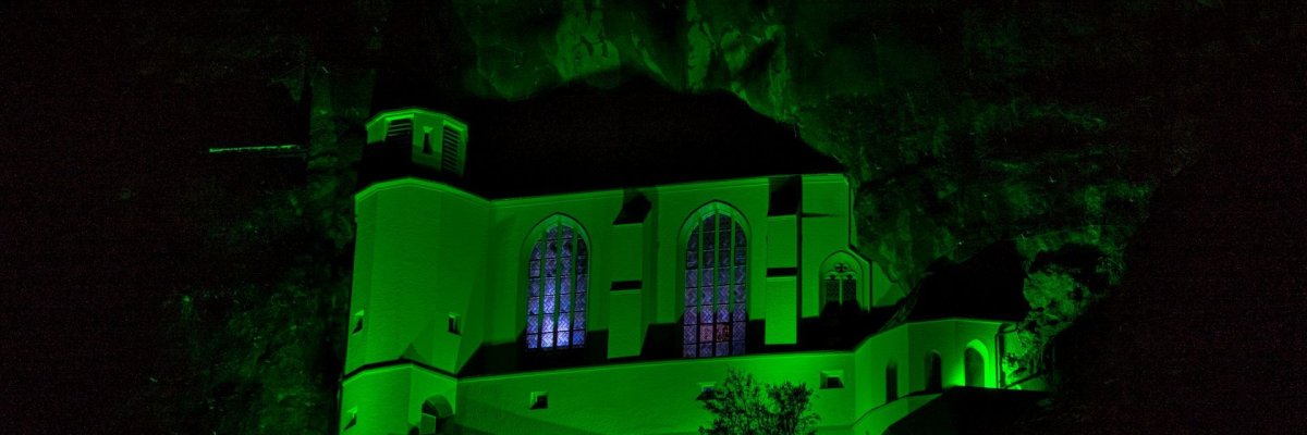 Im Rahmen des Projektes Zunkunftsfähige Innenstädte und Zentren wurde die Felsenkirche in der Weihnachtszeit farbig illuminiert.  Das Bild zeigt die Felsenkirche, die in der Weihnachtszeit grün angestrahlt wurde.
