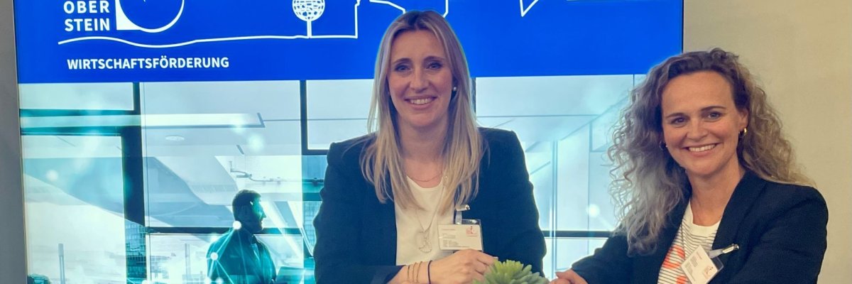 Das Bild zeigt Caroline Pehlke und Sarah Wagner von der städtischen Wirtschaftsförderung am Messestand.