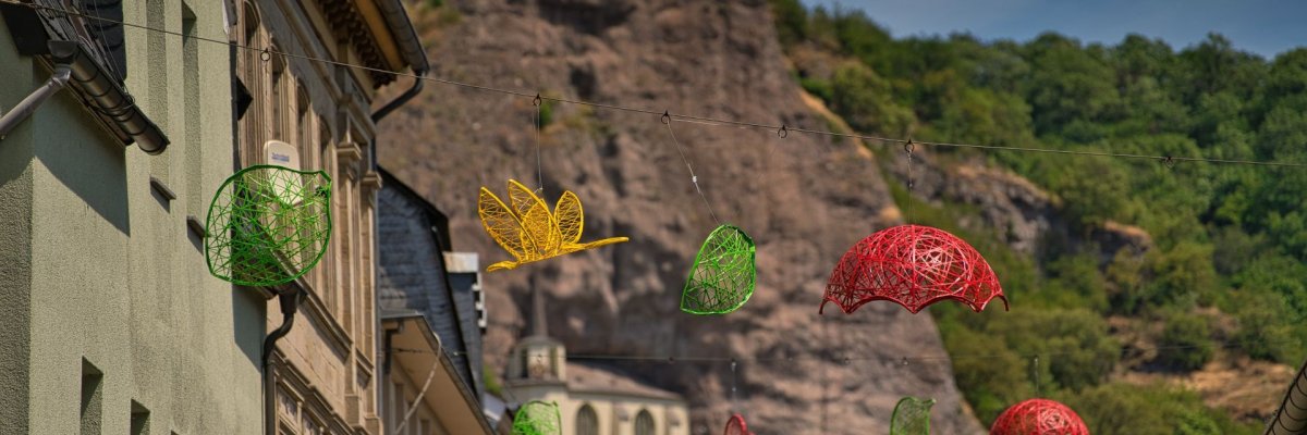 Farbenfrohe Schirme verschönern die Fußgängerzone in Oberstein Das Bild zeigt farbenfrohe Schirme, die oberhalb der Fußgängerzone aufgehängt sind und diese verschönern.