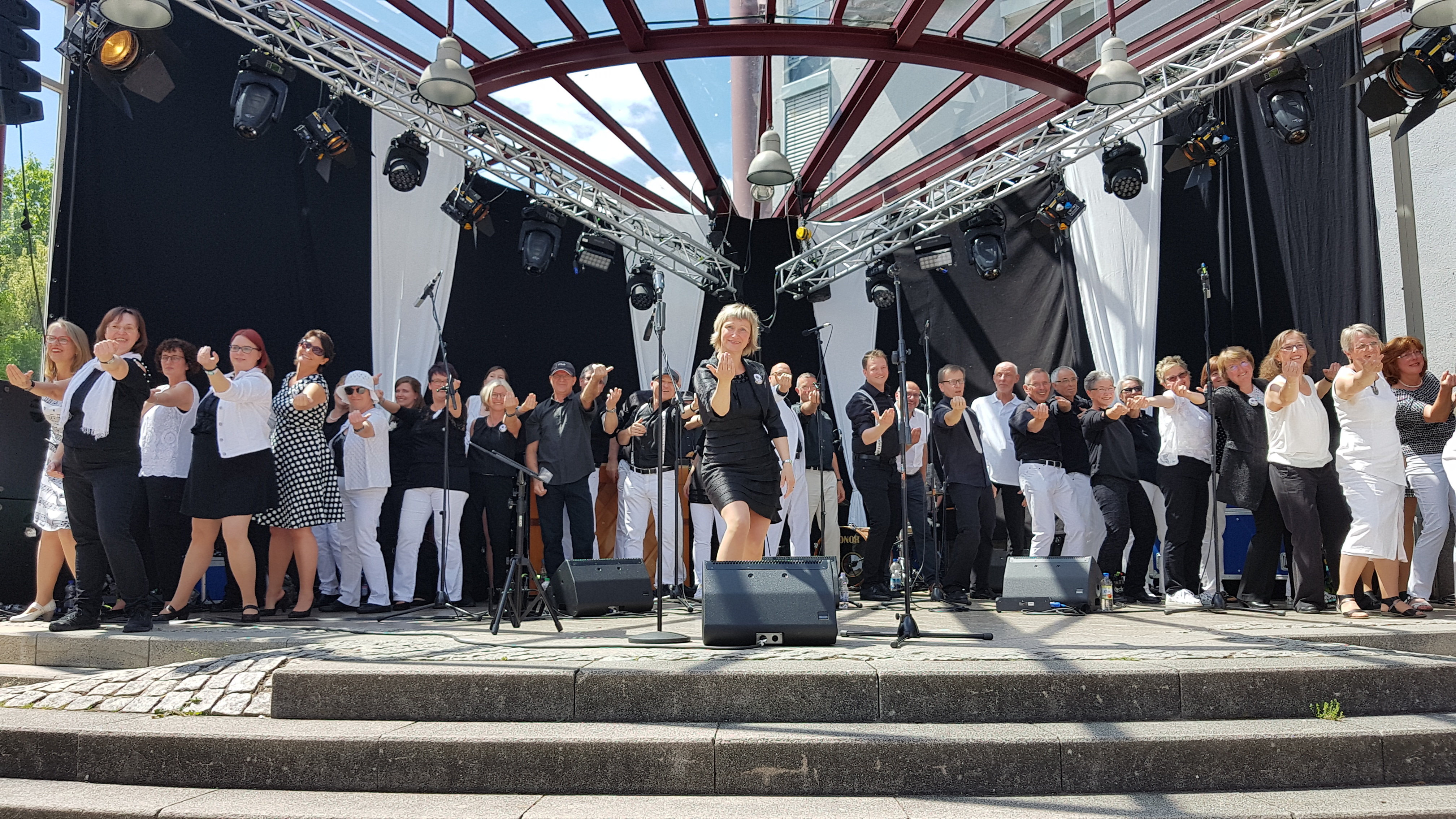 JAZZconVoice Auftritt in Idar bei den Jazztagen 2018. Der Jazzchor spielte auf der Schleiferplatzbühne