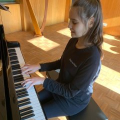 Sophia Brandt spielt am Klavier