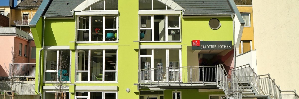 Außenansicht der Stadtbibliothek Idar-Oberstein Das Foto zeigt die Außenansicht der Stadtbibliothek Idar-Oberstein von der Austraße aus.
