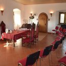 Das Foto zeigt einen Blick in den Trausaal auf Schloss Oberstein. Am linken Bildrand ist der Schreibtisch der/des Standesbeamten zu sehen, davor stehen vier Stühle. Am rechten Bildrand sind weitere Stühle für die Teilnehmenden zu sehen.