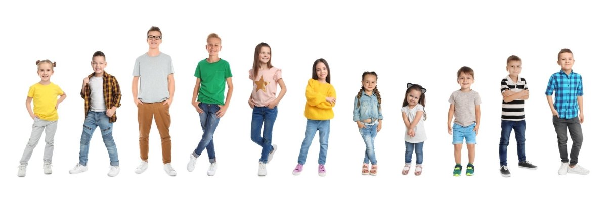 Lachende Kinder und Jugendliche stehen in einer Reihe nebeneinander.