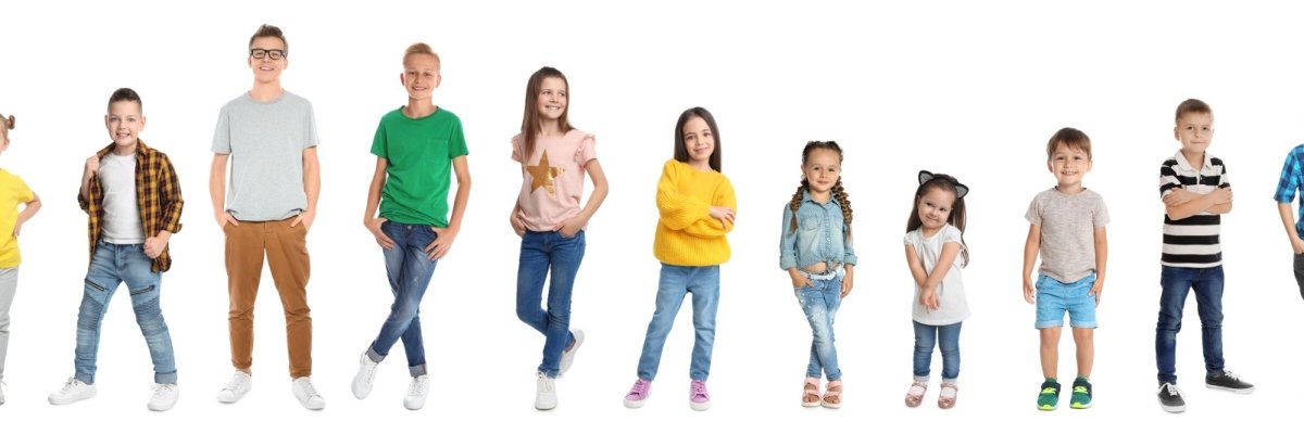 Kinder und Jugendliche Lachende Kinder und Jugendliche stehen in einer Reihe nebeneinander.