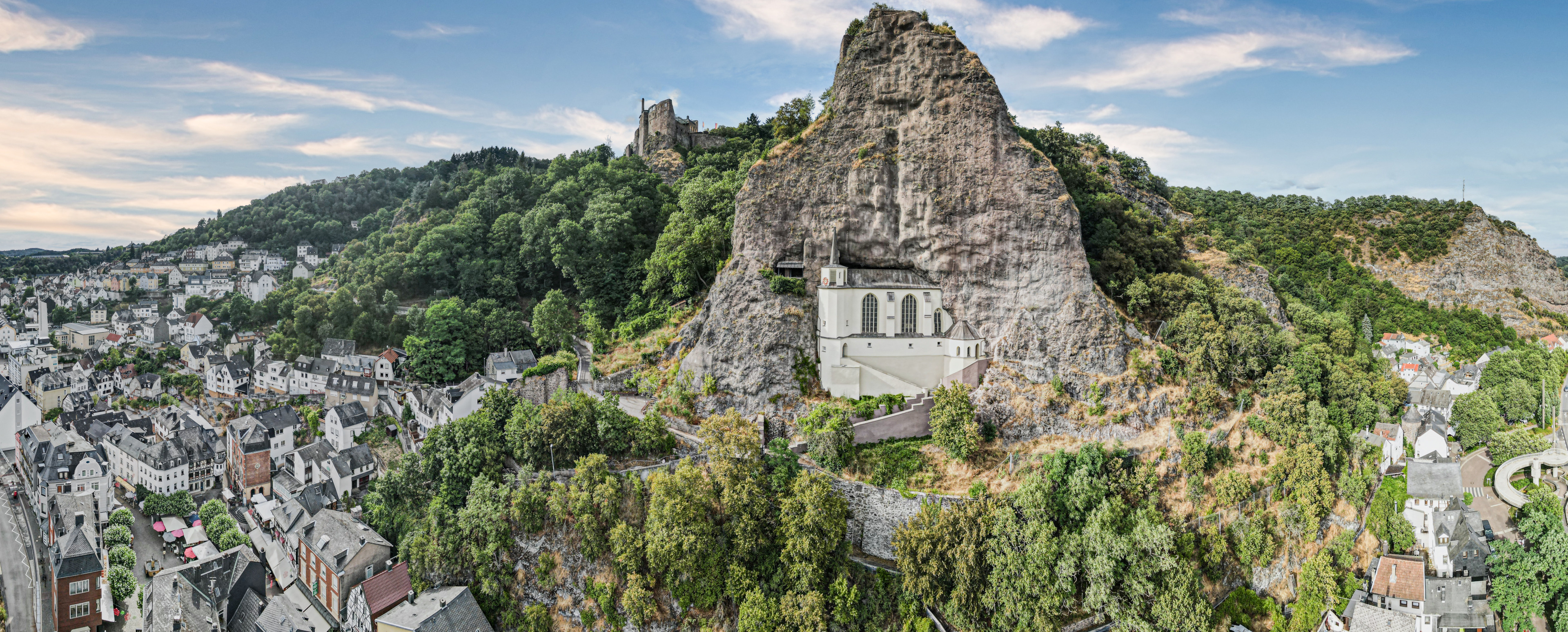 Das Foto zeigt einen Luftaufnahme des Stadtteils Oberstein mit der Felsenkirche und dem Schloss Oberstein.