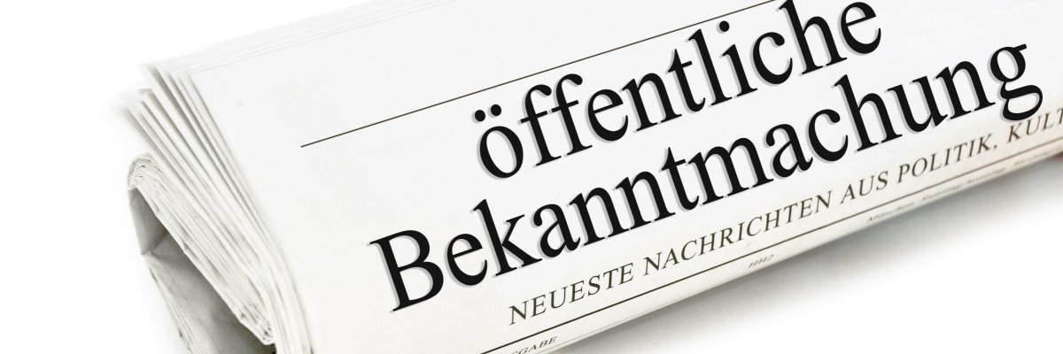 Das Foto zeigt eine zusammengerollte Zeitung. Der Titel lautet "öffentliche Bekanntmachung".