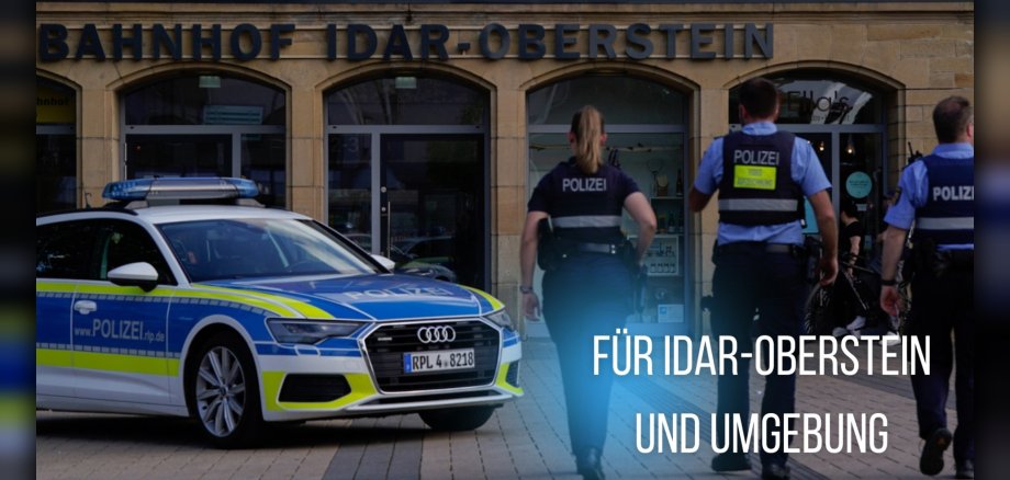 Das Foto zeigt drei Polizisten und ein Polizeiauto vor dem Bahnhof Idar-Oberstein.