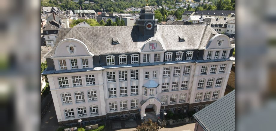 Das Foto zeigt eine Drohnenaufnahme der Vorderseite des Idar-Obersteiner Rathauses.
