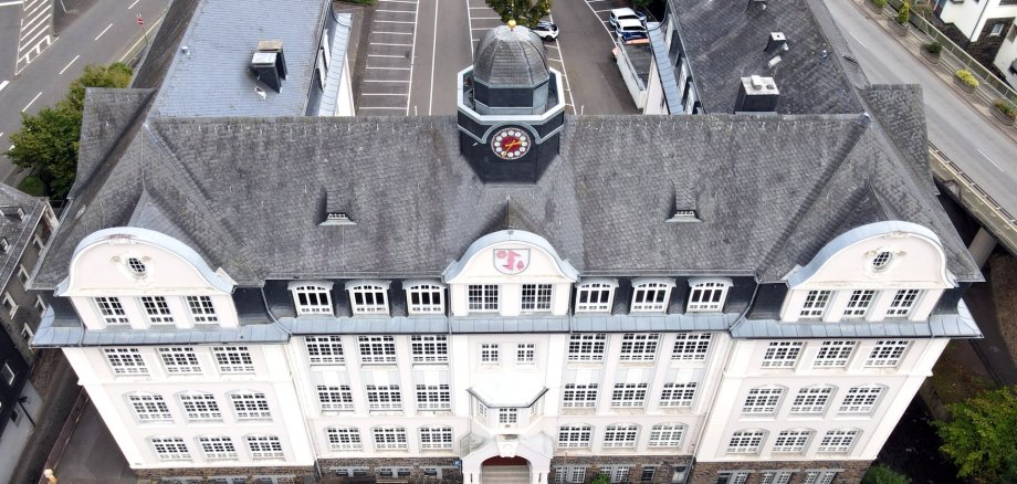 Das Foto zeigt eine Drohnenaufnahme der Vorderseite des Idar-Obersteiner Rathauses.