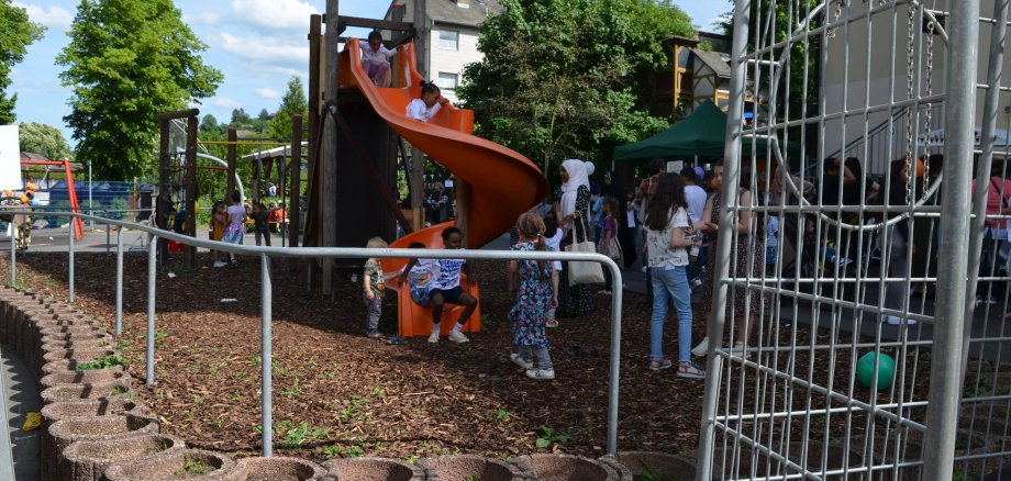 Das Foto zeigt Kinder, die an einem Klettergerät spielen.