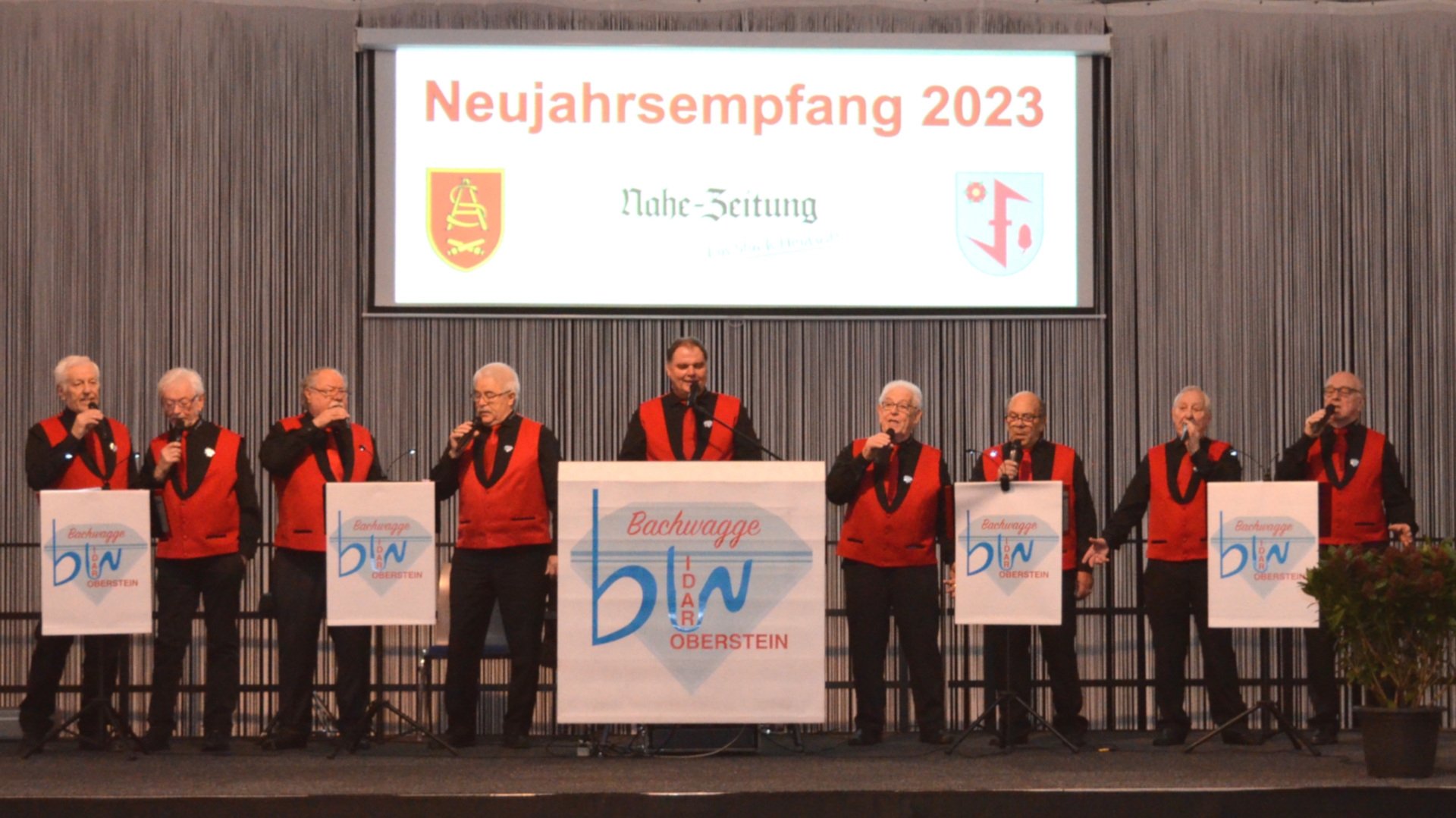 Das Foto zeigt die neun Mitglieder der Bachwagge auf der Bühne.