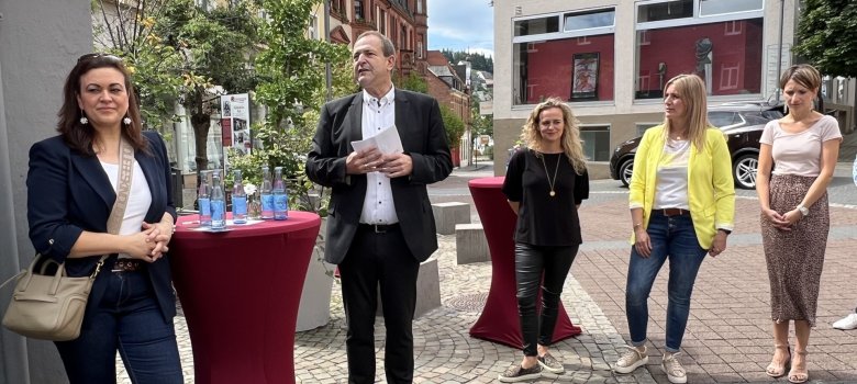 Das Foto zeigt die genannten Personen vor dem Store in der Fußgängerzone Oberstein.