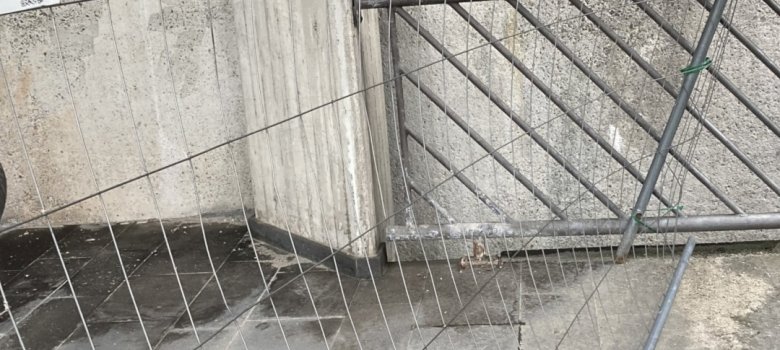 Das Foto zeigt einen zerstörten Bauzaun.