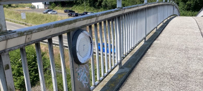 Leuchte auf der Fußgängerbrücke zur Weinsau. Das Foto zeigt eine zerstörte Leuchte an einer Fußgängerbrücke.