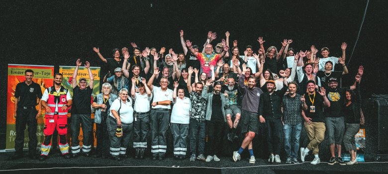 Alle Beteiligten trafen sich nach der Show zum Gruppenfoto auf der Bühne. Das Foto zeigt alle Beteiligten des Konzerts auf der Bühne.