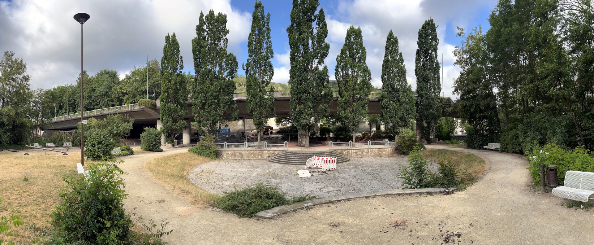 Das Foto zeigt eine Panoramaaufnahme des Platzes.