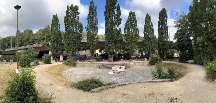 Das Foto zeigt eine Panoramaaufnahme des Platzes.
